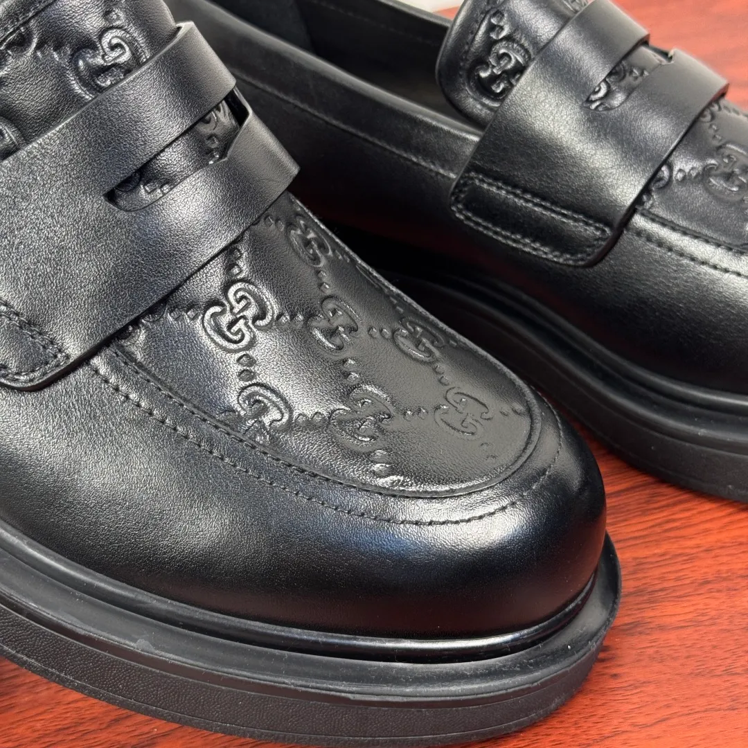 Batch 780 Gucci/Gucci new men's loafers with GG details, thick-soled slip-ons! The design of this men's lace-up shoe is rooted in the brand's heritage. It is carefully crafted from high-quality calfskin/open-edge beaded cowhide/suede cowhide. It is made of various leather types and is embellished with GG printed embossed suede leather details, which pays homage to Gucci's classic monogram. The rubber sole with GG pattern adds a modern touch to the design. Classic and simple sponge cake style design. European and American classic version, full calfskin lining. The overall upper texture is soft. The lining is comfortable and breathable. 2CM thickened soft rubber sole, easy to control. Versatile and stylish on the foot. Available in multiple colors to meet different matching needs. Full package! Size: 39-40-41-42-43-44 leather shoe size (can be customized to 38.45.46) Item number: 7826 Loafers smooth cowhide